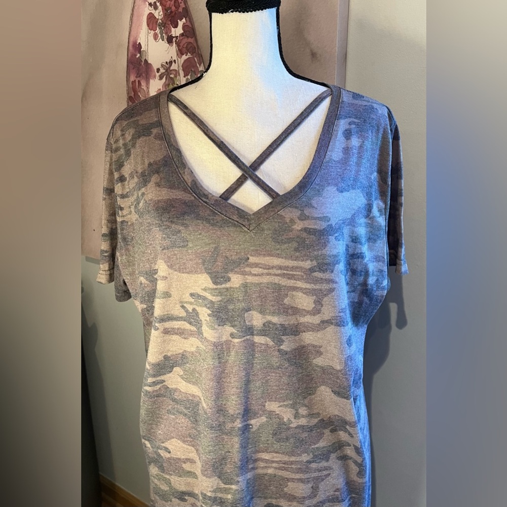 Amaryllis Crisscross Camouflage T-Shirt Women’s Size XL